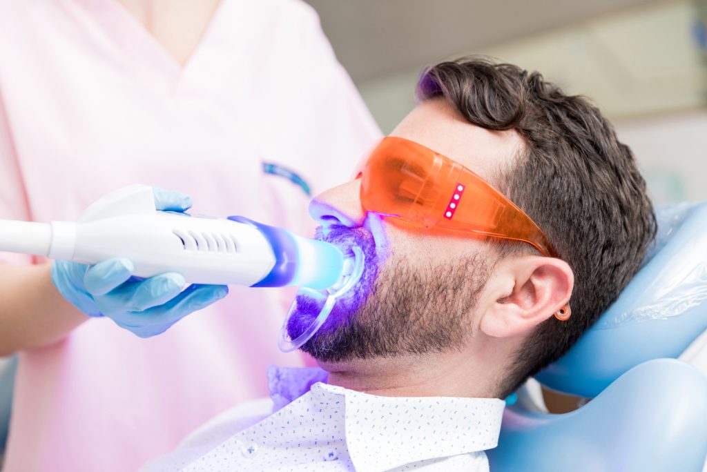 El blanqueamiento dental es procedimiento para aclarar los dientes