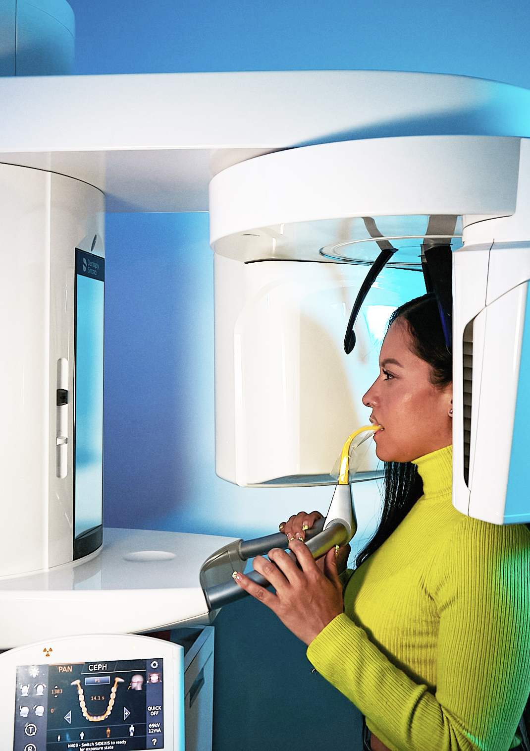 Mujer tomándose una radiografía panorámica