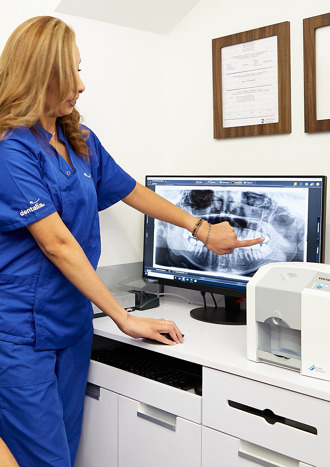 Odontóloga de dentalia muestra una radiografía