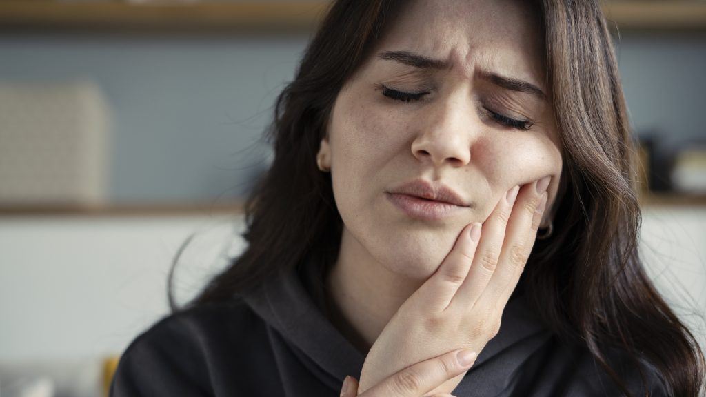 Mujer con dolor de muela que necesita endodoncia