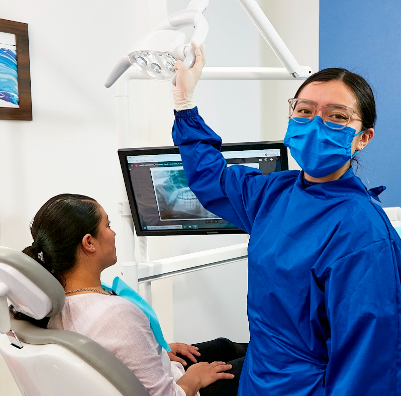Dentista dentalia, usando tecnología de punta