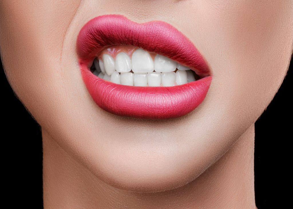 Boca perfecta con dientes blancos por blanqueamiento dental