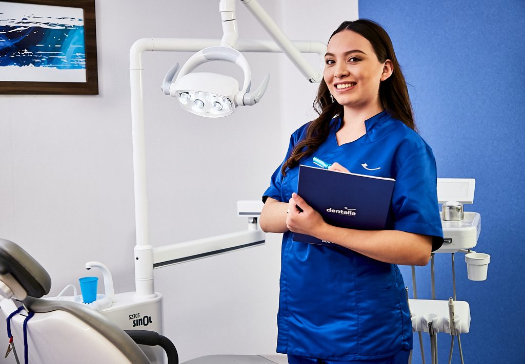 Dentista de dentalia capacitada para aplicar resinas dentales