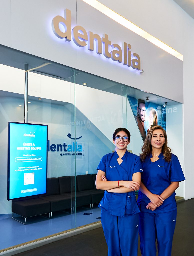 Dentistas en clínica dentalia aptas para comenzar tu tratamiento de invisalign