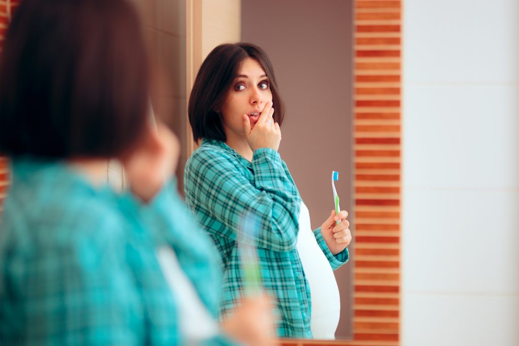 Mujer embarazada preocupada por su tratamiento para las encías