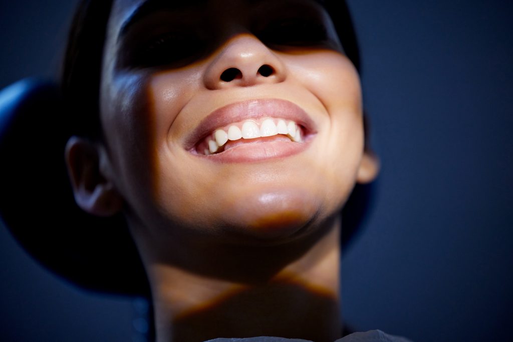 Mujer mostrando sonrisa con blanqueamiento dental