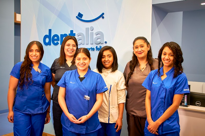 Equipo de dentistas y ortodoncistas de dentalia