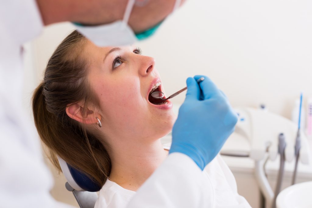 Persona revisando sus caries en el dentista